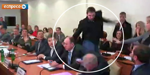 Meclisin ortasında suratına tekmeyi bastı