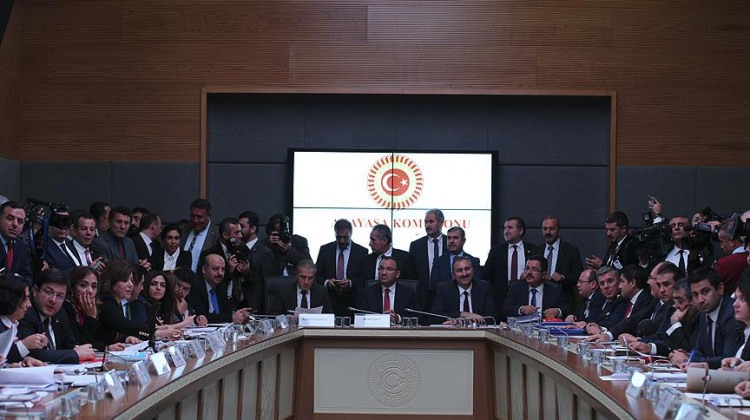 Meclis'te anayasa mesaisi sürecek