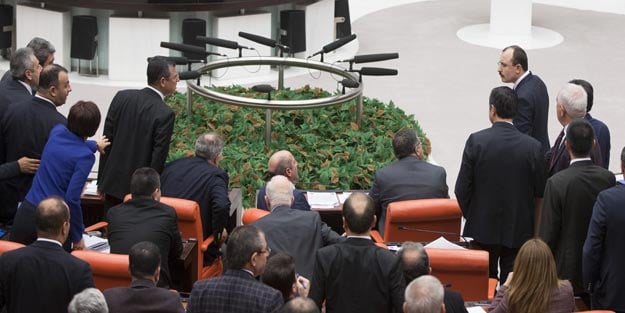 Meclis Genel Kurulunda FETÖ tartışması: Boşuna bağırmazsın sen kesin FETÖ'cüsün!