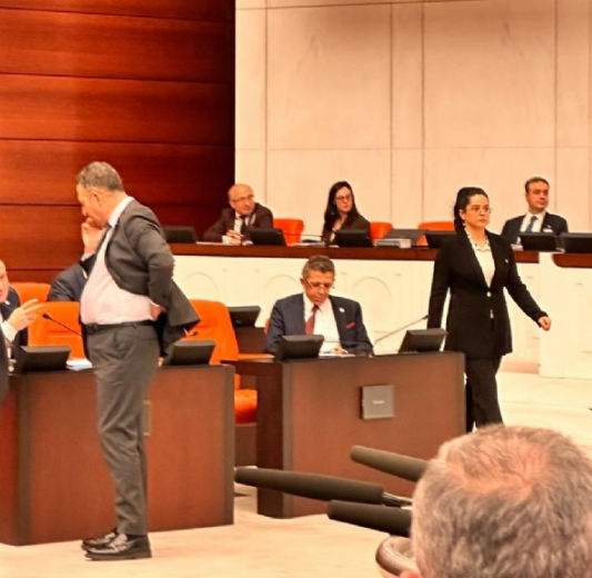 Mecliste garip anlar! Ali Mahir Başarır'ın yaptığı hareketler alay konusu oldu