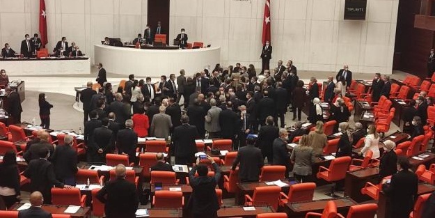 Meclis'te gerginlik! AK Partili ve HDP'li vekiller birbirlerinin üzerine yürüdü