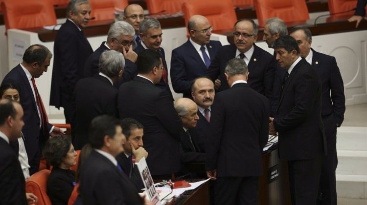 Meclis'te hareketli anlar! Bahçeli'nin etrafında çember oldular