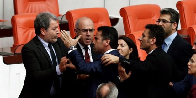 Meclis'te kavga çıktı