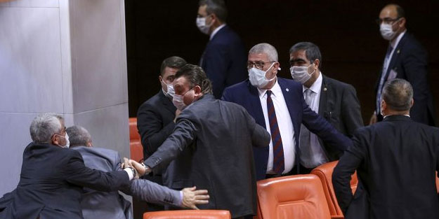 Meclis'te kavga çıktı! Sosyal mesafe yalan oldu