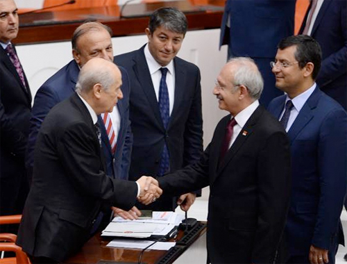 Meclis'te Kemal Kılıçdaroğlu ve Bahçeli oylama sırasında...