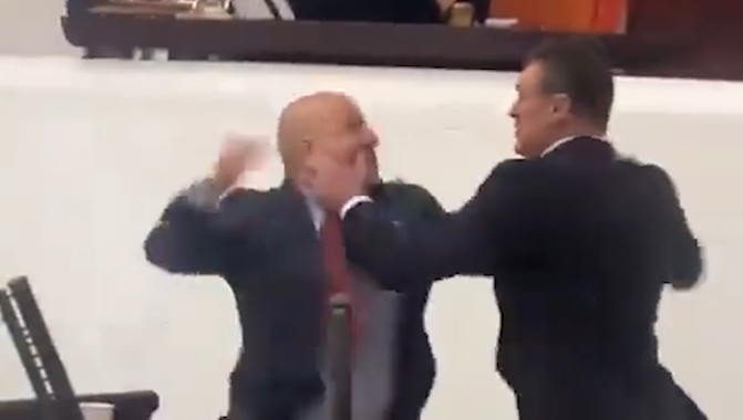 Mecliste kim kime vurdu? İlk yumruğu atan kim? Detaylar kare kare ağır çekimde