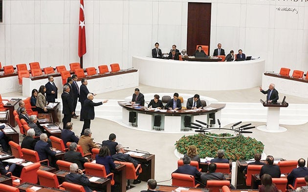 Meclis’te maskesiz vandallık