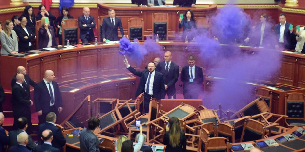 Mecliste ortalık karıştı! Barikat kurdular sis bombalarıyla oturumu engellediler!