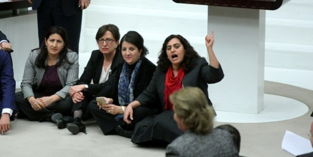 Meclis’te oturma eylemi!