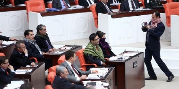 Meclis'te poşulu eylem