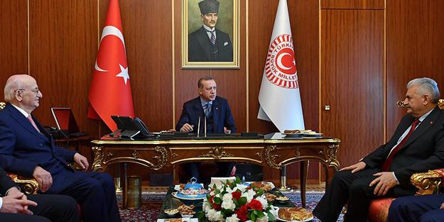 Kritik toplantıdan sonra bir araya geldiler