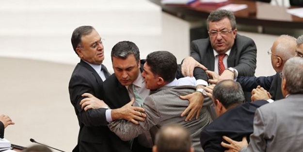  Mecliste vekiller birbirine girdi