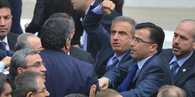 Meclis'te vekiller birbirine girdi