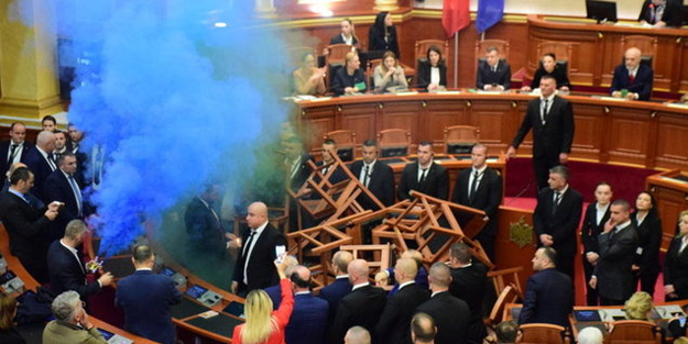 Mecliste vekiller sis bombası ve maytap attı!