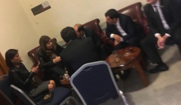 Meclis'te yasak alanda sigara içen milletvekilleri