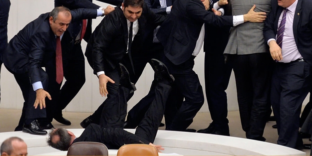 Meclis'te yine kavga çıktı!