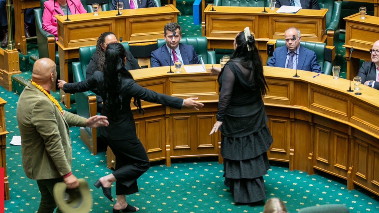 Meclis’teki “haka dansı” başlarına iş açtı