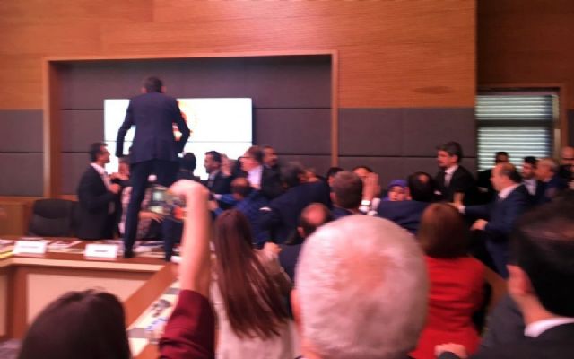 Meclis'teki kavgada bazı vekiller yaralandı