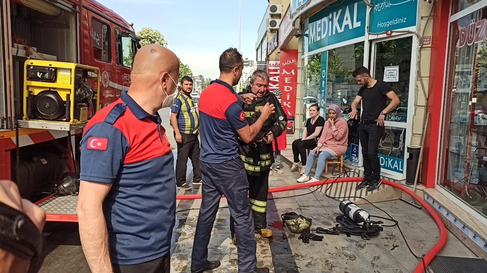 Medikal ürünler satan mağazada yangın çıktı 