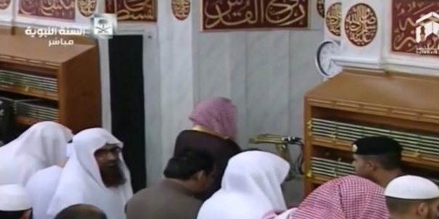 Medine imamına namaz sırasında şok saldırı / VİDEO