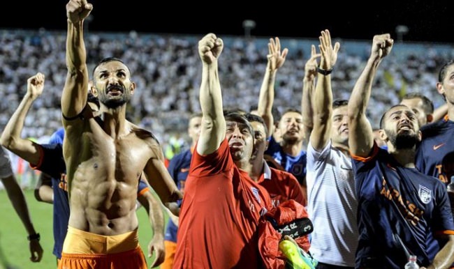 Medipol Başakşehir tur parasını şehit ailelerine bağışladı