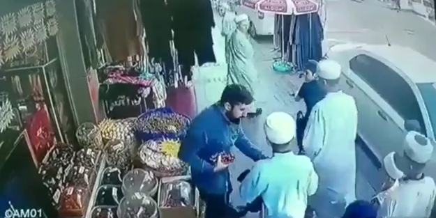 Medrese talebelerine ikramda bulunmak istedi! Esnafın tatlı telaşı izleyenlerin içini ısıttı