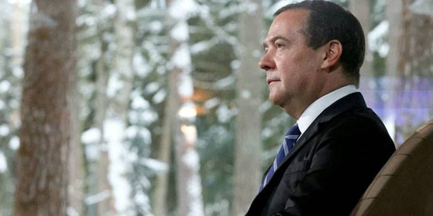 Medvedev batılı ülkeleri uyardı: Gerçek savaşa zorlamayın
