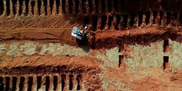 “Medyanın oyunu” diyordu! Koronadan ölenler için toplu mezar kazıldı
