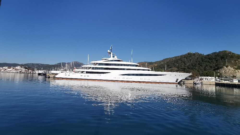 Mega lüks yat ’Faith’ Marmaris’ten 200 bin litre yakıt aldı 