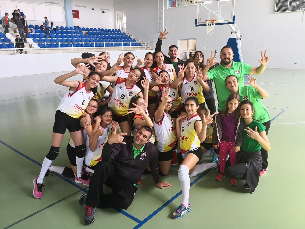Mega Spor Kız Voleybol Takımı Türkiye finaline gidiyor 
