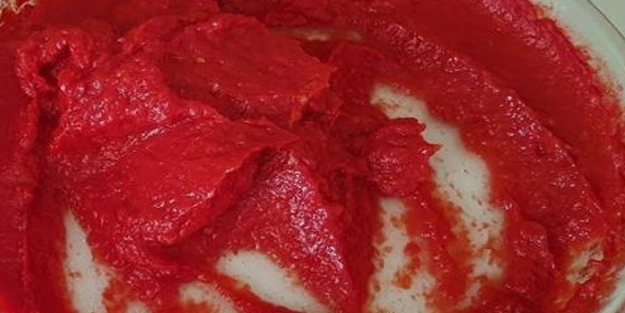 Meğer hep boşuna israf etmişiz! Salçadaki küfü önlemeye yarıyormuş: Bu kadar basit, asla bozulmuyor!