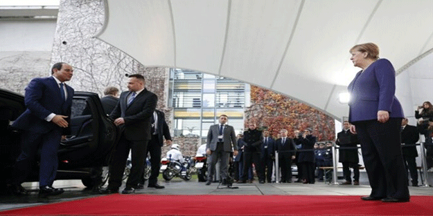 Meğerse darbeci Sisi'nin ayağının altına Almanya'da boşuna kırmızı halı serilmemiş!