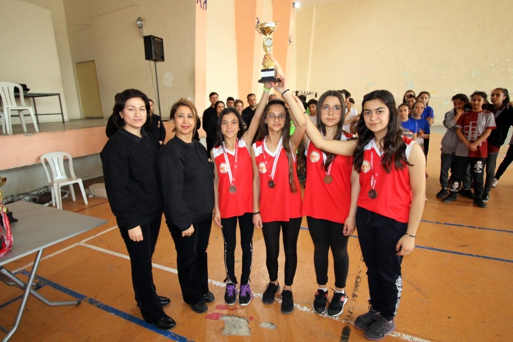 Mehmet Adil İkiz Ortaokulu’ndan badmintonda çifte birincilik 