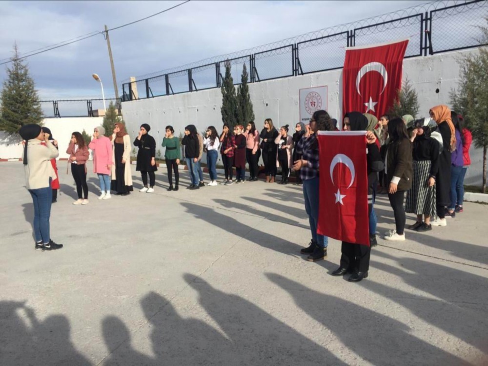 Mehmet Akif Ersoy, işaret diliyle İstiklal Marşı okuyarak anıldı 