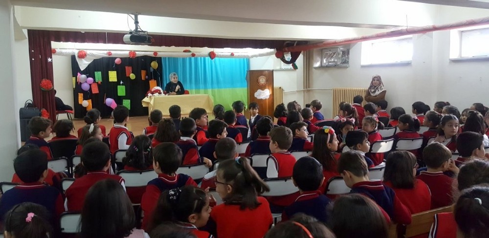 Mehmet Akif Ersoy’un torunu Selma Argon Erzincan’da öğrencilerle bir araya geldi 