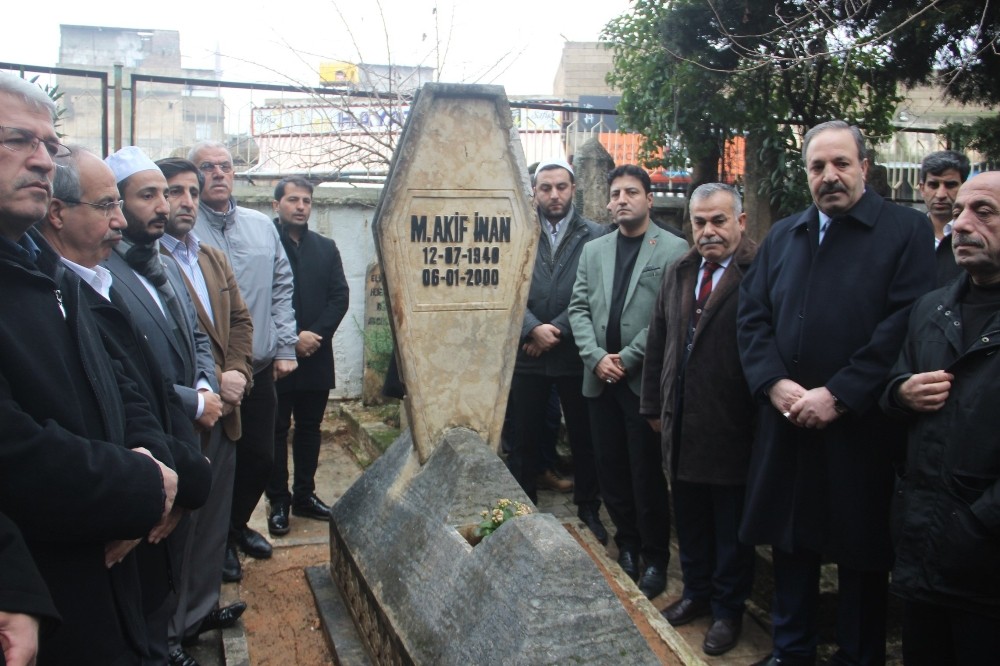 Mehmet Akif İnan mezarı başında anıldı 