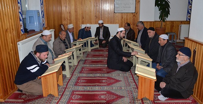 Mehmet amca 79 yaşında Kur’an-ı Kerim okumayı öğrendi