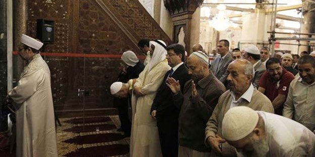 Mehmet Görmez Kudüs'te akşam namazını gözyaşlarıyla kıldırdı