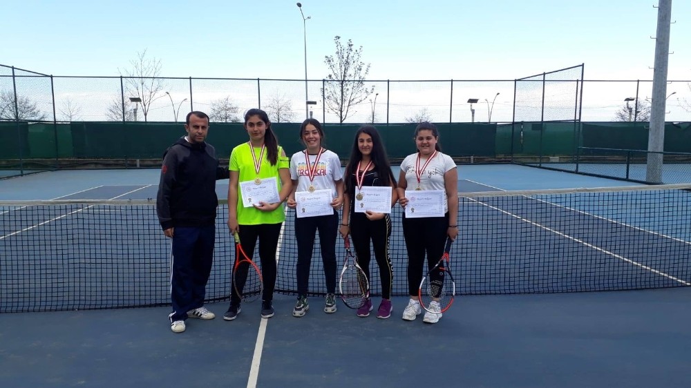Mehmet Kemal Dedeman Ortaokulu Yıldız Kızlar Tenis’te Türkiye Finallerinde 