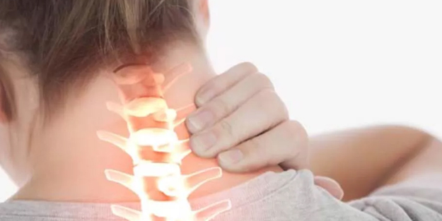 Mehmet Öz açıkladı: Kol ağrısı boyun fıtığı göstergesi! Boyun ağrısı için yapabileceğiniz anlık uygulamalar