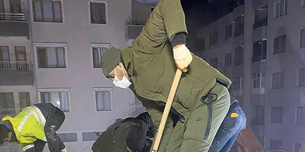 Mehmet Topal enkaz çalışmalarına katıldı