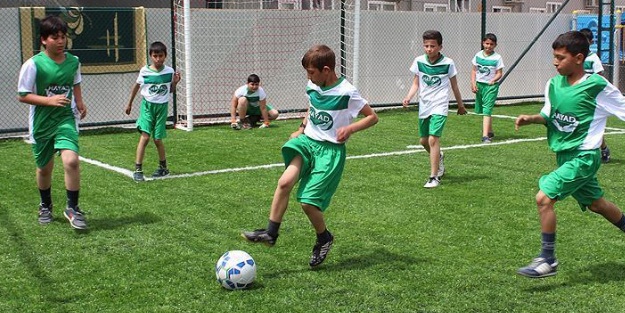 Mehmet Topal'dan Suriyeli çocuklara halı saha