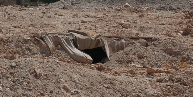 Mehmetçiği gören DAEŞ'li teröristler bu deliklerden kaçtı