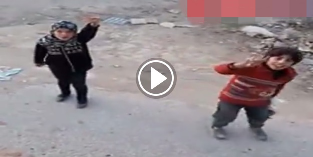 Türk askerini görünce Bozkurt işareti yaparak koşan Türkmen çocuklar