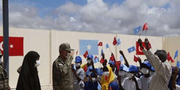Mehmetçiğin eli Somalili çocukları sevindirdi