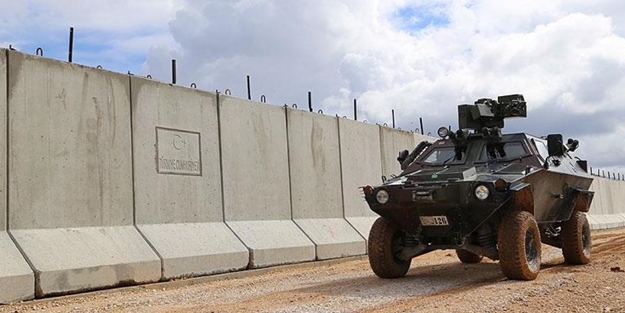 Mehmetçik, 2 kişiyi Suriye'ye geçerken enselendi! Bakın kim çıktılar