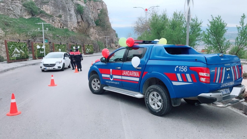 Mehmetçik, araçlarını süsledi çocukları sevindirdi 