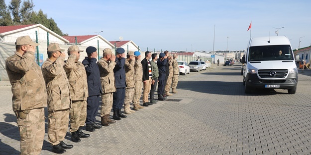 Mehmetçik deprem bölgesinde görevini tamamladı! Dualarla uğurlandılar