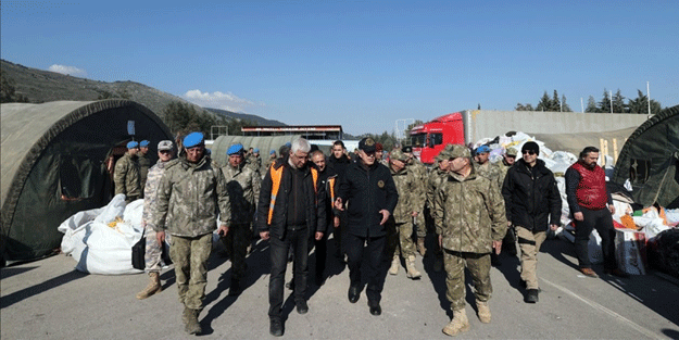 Mehmetçik depremzedelere yardım elini uzatmayı sürdürüyor