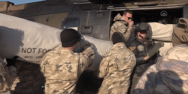 Mehmetçik, depremzedelere yardım elini uzatmayı sürdürüyor